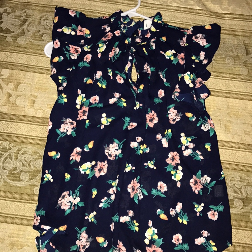 flower patterned top w ruffles